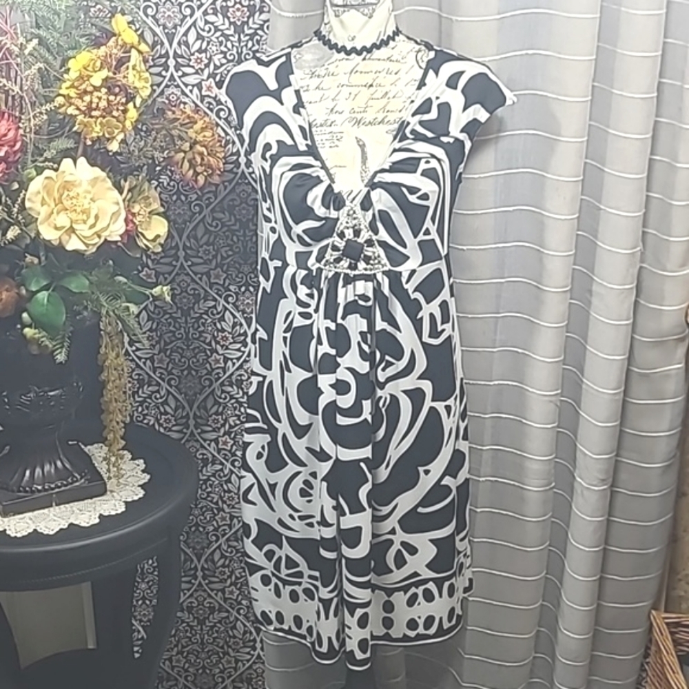 eci New York blacked and white beaded v neck dress